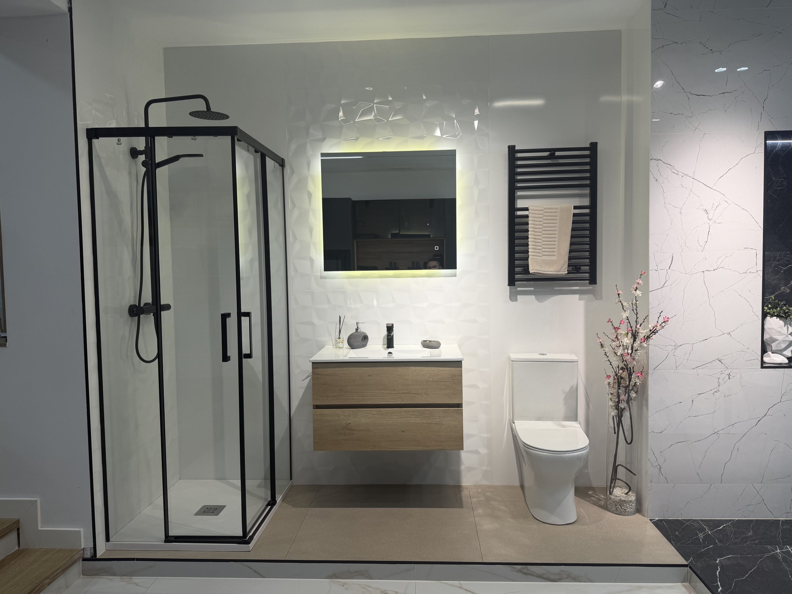 Baño de diseño con ducha, mueble suspendido en madera y espejo retroiluminado — Style Decor