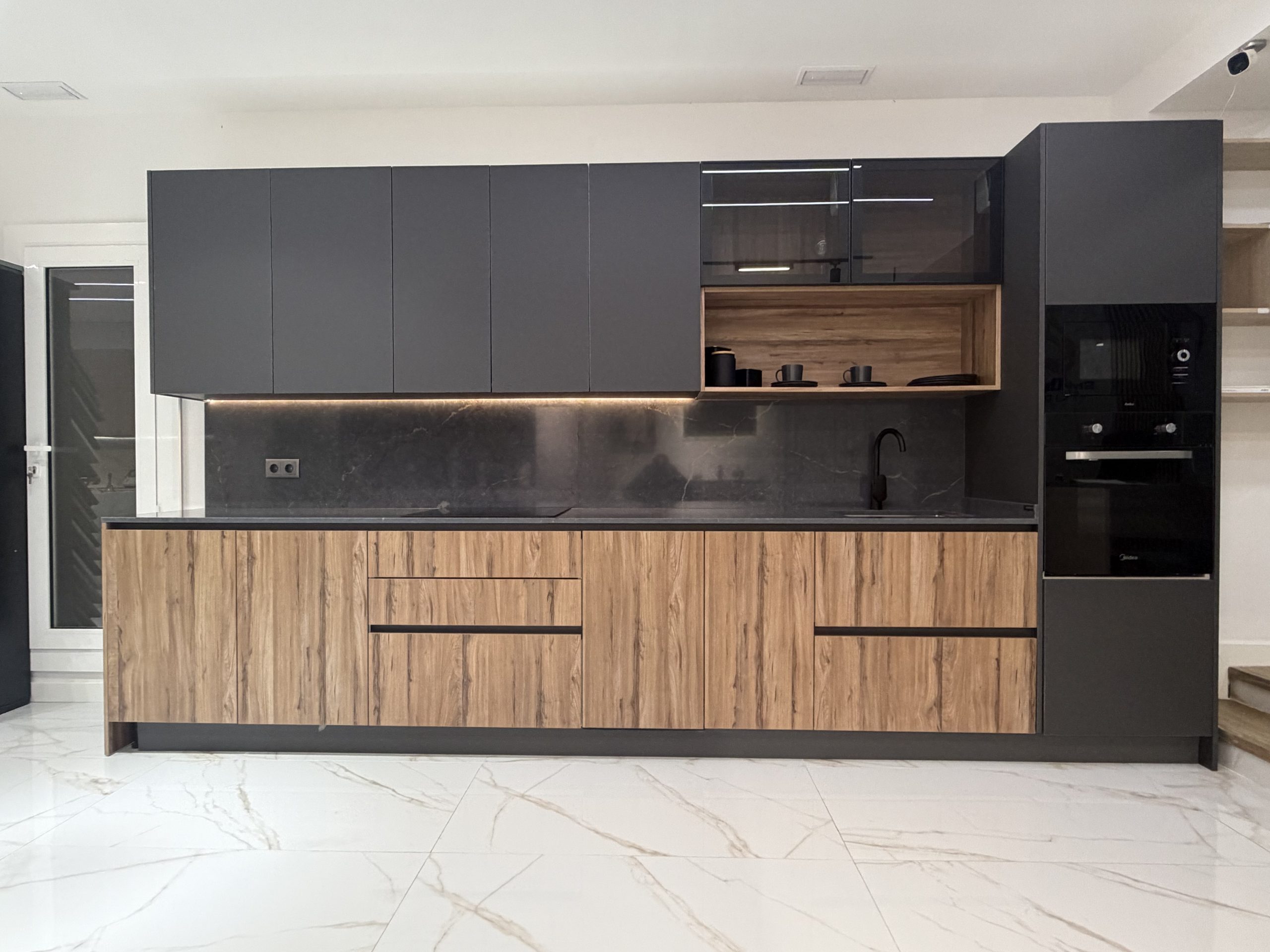 Cocina a medida en madera natural y negro con encimera de mármol — Style Decor Barcelona