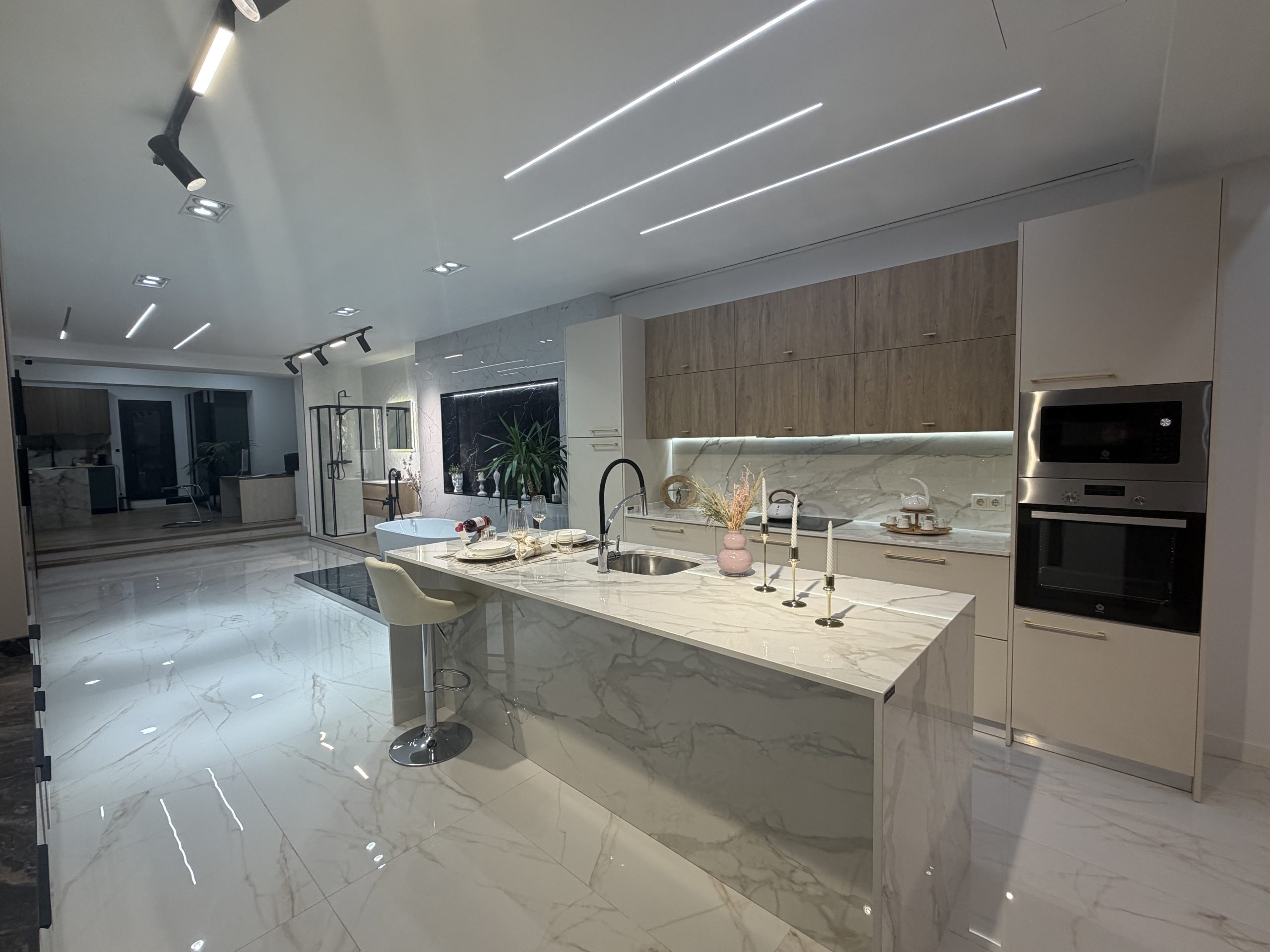 Reforma integral de vivienda con cocina abierta y pavimento de mármol en Barcelona