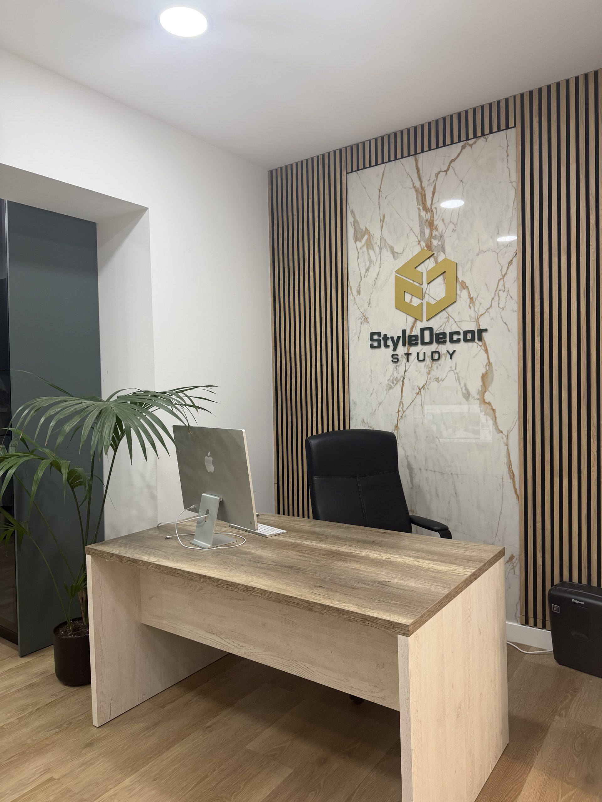 Recepción del estudio Style Decor en Barcelona con su logotipo