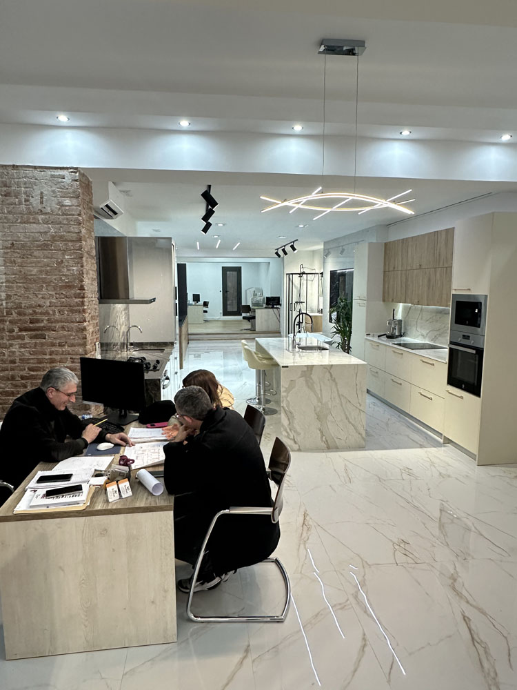 Showroom de Style Decor en el Eixample, Barcelona, con cocinas y materiales expuestos