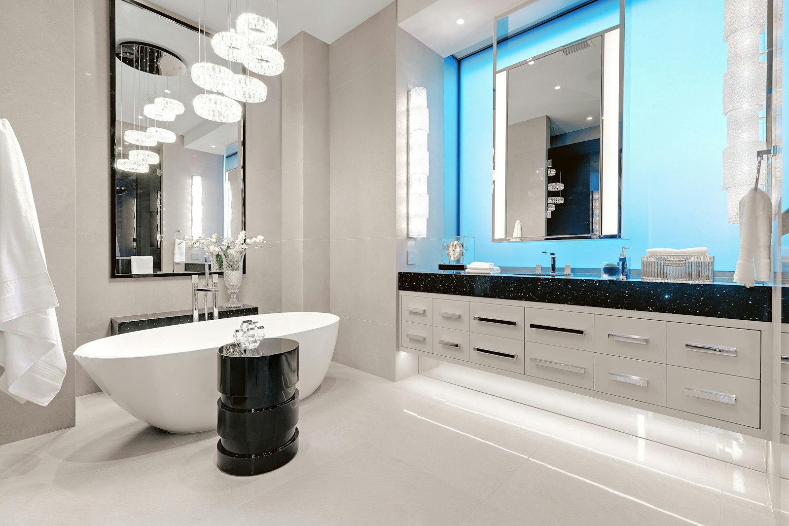 Baño de diseño con piedra natural veteada, bañera exenta e iluminación cálida