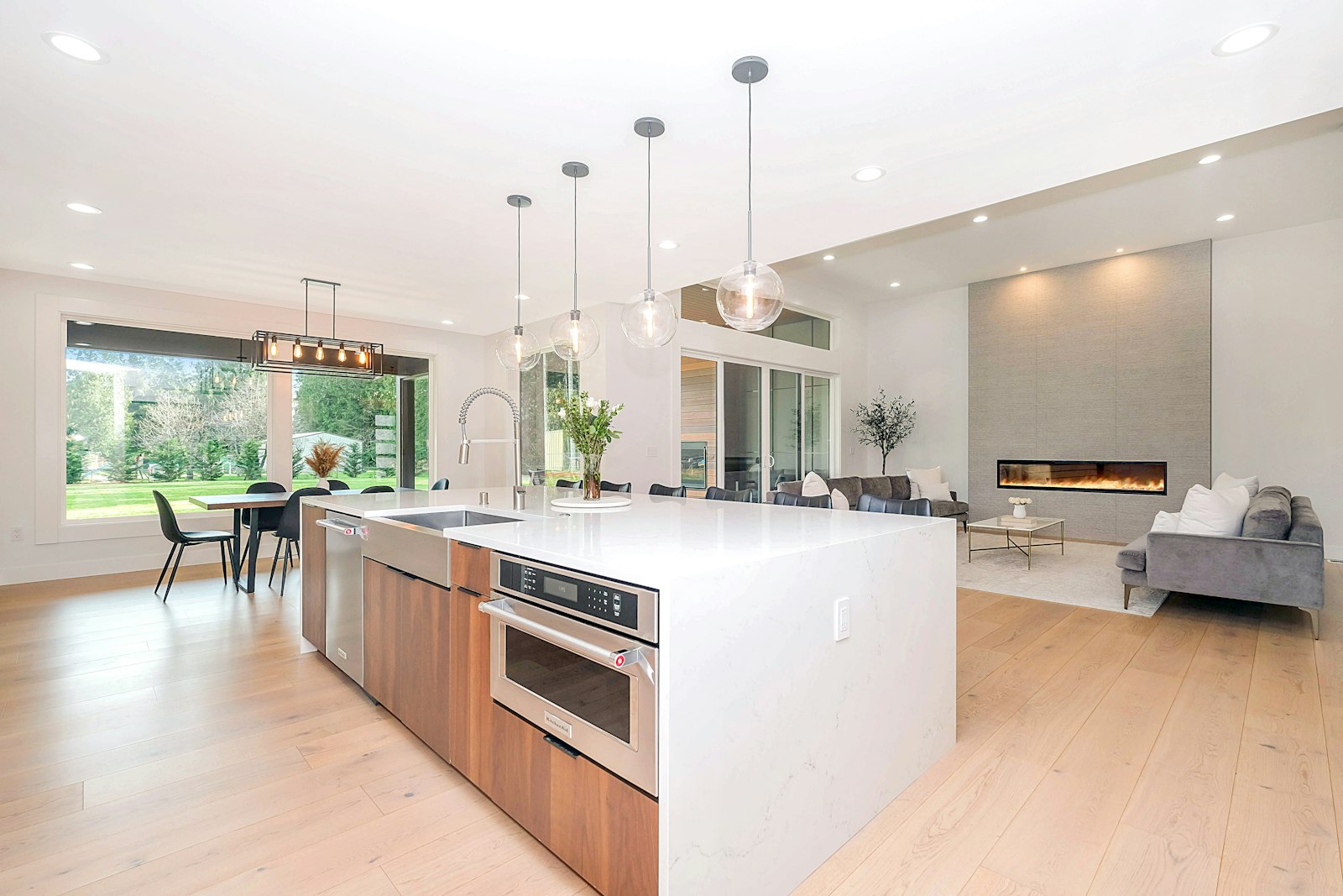 Vivienda reformada con cocina abierta al salón e isla de mármol en un piso luminoso de Barcelona