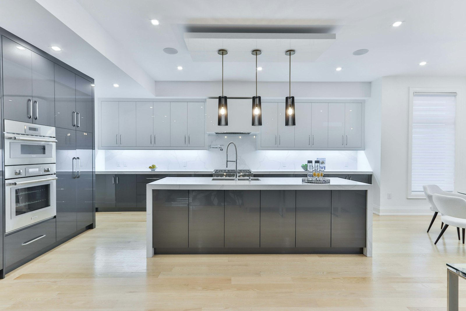 Cocina moderna de líneas rectas abierta al salón con isla e iluminación de ambiente