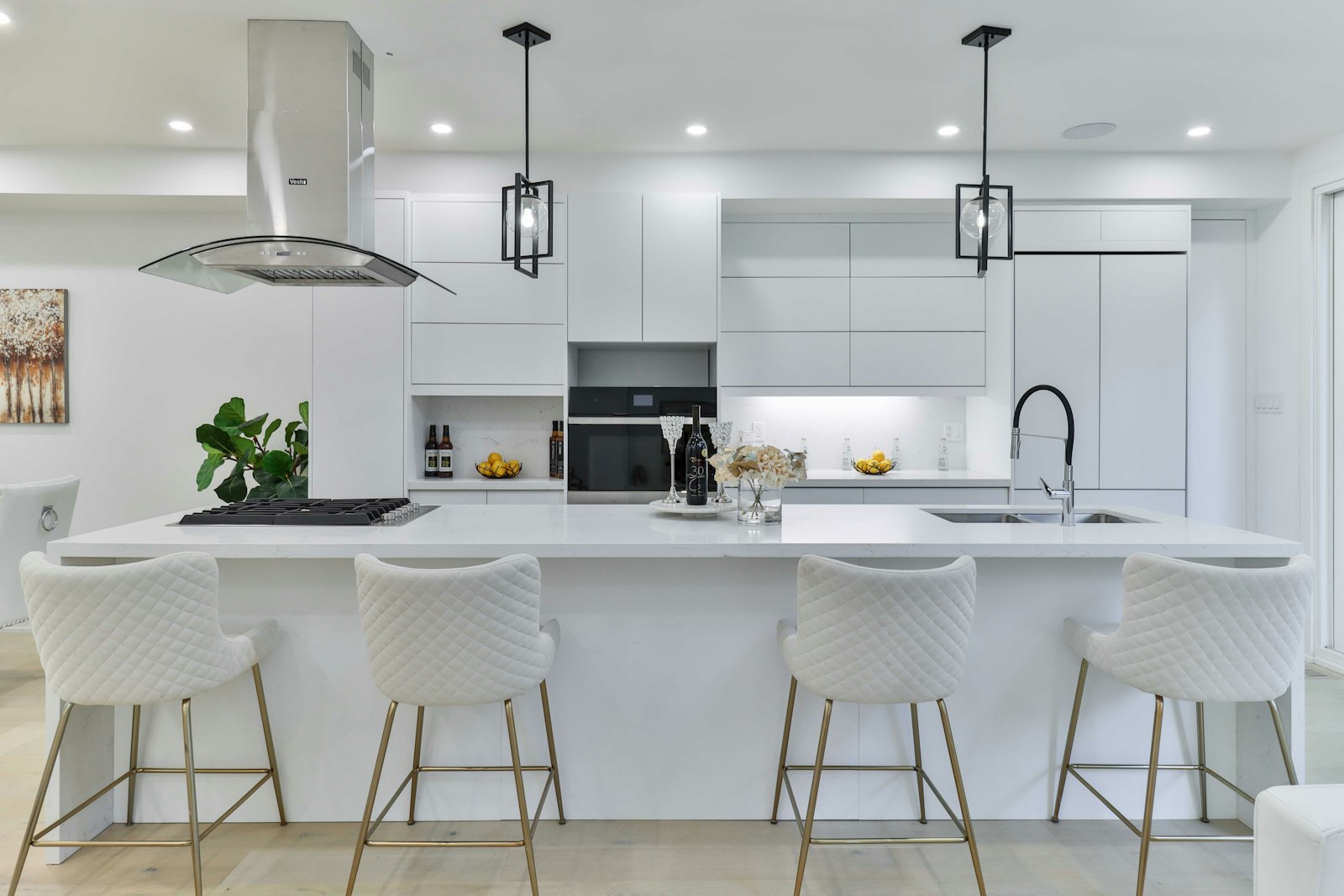 Cocina a medida de diseño con isla amplia proyectada por el estudio de interiorismo